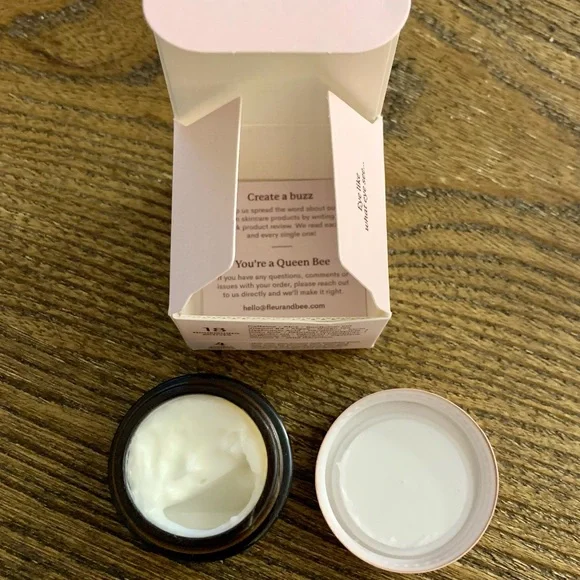 🛍NEW in Box Fleur & Bee bundle..hydrating serum & eye cream. - Picture 4 of 16